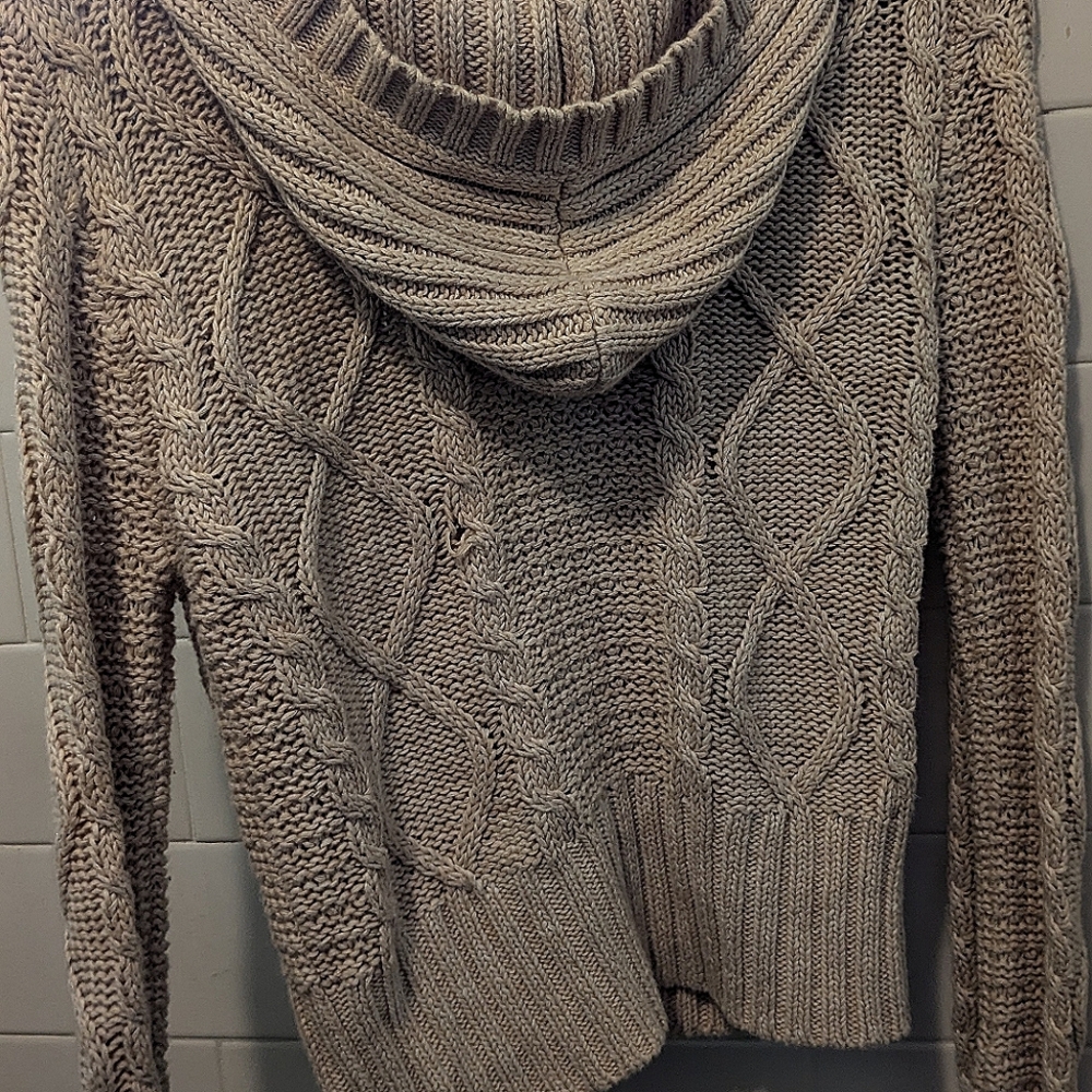 Kakhi sweater with hood cropped